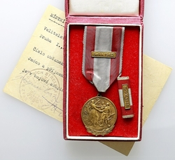 Medaile 1. revolučního pluku NSG Praha pro bojovníky se štítkem 5-9.5.1945, stužka, legitimace, etue